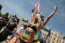 Жіночий рух FEMEN на день незалежності_2