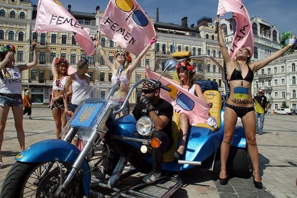 Жіночий рух FEMEN на день незалежності_1