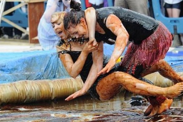 Чемпіонат з боротьби у м'ясній підливі у Британії