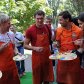 Футболісти ФК "Шахтар" намалювали емблему Донецька_12