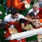 Футболісти ФК "Шахтар" намалювали емблему Донецька_4