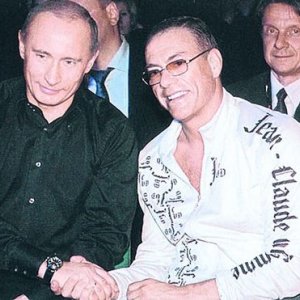Ван Дамм учит Путина каратэ, а тот рассказывает ему историю Украины.
