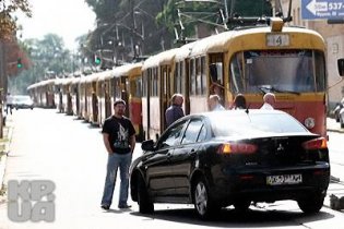 У Києві два Mistubishi Lancer заблокували з десяток трамваїв