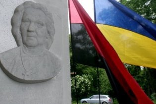 Пам'ятники лідерам ОУН і УПА на Тернопільщині нищили наркомани