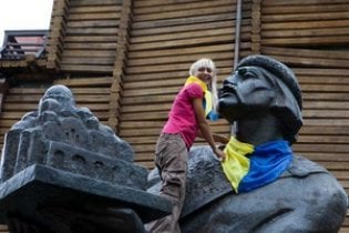 На пам'ятниках у Києві з'явилися синьо-жовті хустки