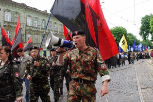 На Прикарпатье открыли памятник автору Заповедей украинского националиста