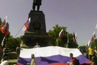 У Севастополі пройшла хода з 15-метровим російським прапором