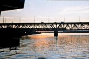 Пьяный капитан протаранил пароходом мост через Днепр