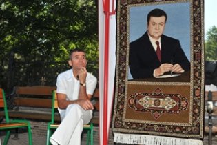 У Донецьку Януковича виткали на килимі
