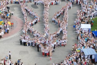 Жители Луцка в вышиванках выстроили живой Тризуб