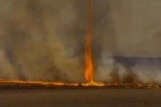 В Бразилии сняли на видео уникальный огненный смерч