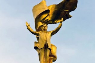 В Ашхабаде снесли 12-метровую позолоченную статую Туркменбаши