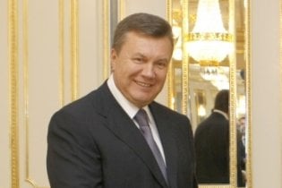 Януковичу подарували планшет iPad, якими планують забезпечити усіх сиріт України
