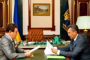 Янукович подарил Кобзону вышиванку