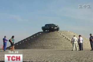 Дніпропетровець застряг на позашляховику на піраміді