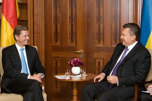 Янукович пригласил в Украину президента Германии