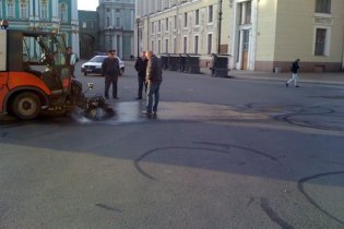 Под Эрмитажем в Петербурге нарисовали огромный фаллос