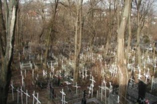 Батько взяв дитину прогулятися на кладовище і забув серед могил