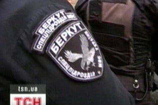 "Беркут" потрапив на камеру спостереження під час побиття затриманого