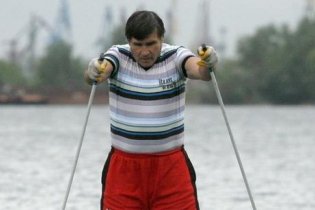 Російський вчитель навчився ходити по воді