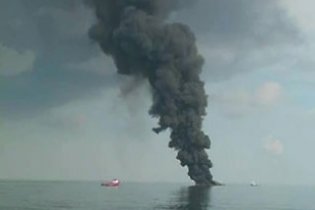 В районе аварии на буровой платформе появилось нефтяное пятно