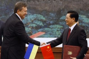 Янукович подарував Китаю копію "Пересопницького Євангелія"
