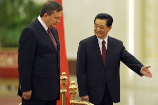 Янукович пояснив китайцям, що Україна ширша за павільйон
