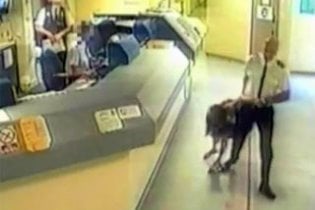 У Британії поліцейський розбив жінці обличчя об підлогу, бо вона спала в машині