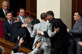 Бютівці та регіонали побилися в парламенті