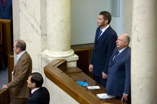 Віктор Янукович у Раді голосує за чотирьох (відео)