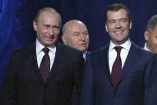 Лужков опроверг слухи о попытке поссорить Медведева и Путина