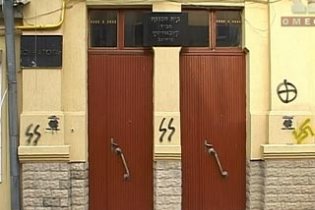 У Румунії "фашисти" обмалювали синагогу нацистською свастикою