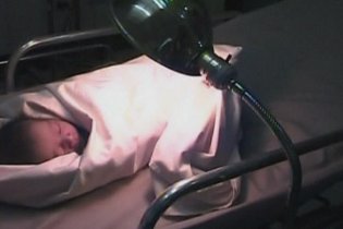 Женщина родила ребенка в туалете самолета и спокойно сошла с трапа (видео)