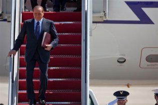 Самолет Берлускони совершил аварийную посадку