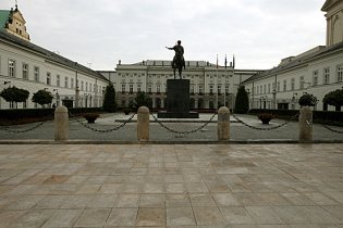 Пам'ятний "смоленський хрест" зник з варшавської площі