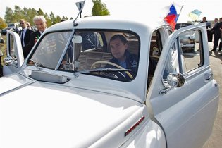 Янукович и Медведев приняли участие в автопробеге