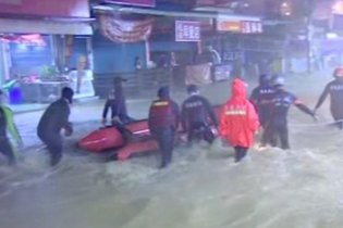 На Азию обрушился тайфун "Фанапи"