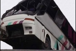 В Индии автобус упал с моста в реку, 31 погибший