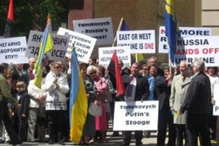 Пока диаспора протестует против политики Януковича, в Нью-Йорке горит ее офис
