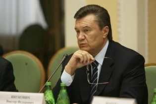 Янукович узаконить використання радянських прапорів 9 травня