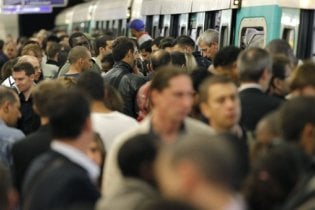 Франция поднялась на всеобщую забастовку против пенсионной реформы