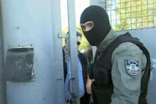 Налоговики открыли стрельбу по рабочим в Бердянске (видео)