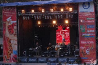 На музичному фестивалі під Києвом влаштували побоїще бейсбольними битами