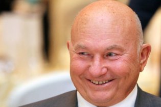 Лужков не будет опротестовывать отставку и уйдет в политику