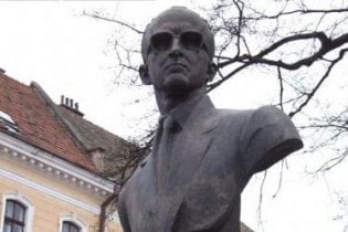 На Тернопольщине осквернили памятник одному из лидеров ОУН