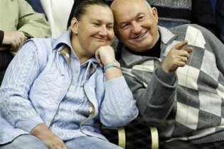 Лужков и Батурина гуляют Веной и слушают "Хава Нагилу"