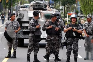 В Еквадорі військові та поліція заблокували аеропорт